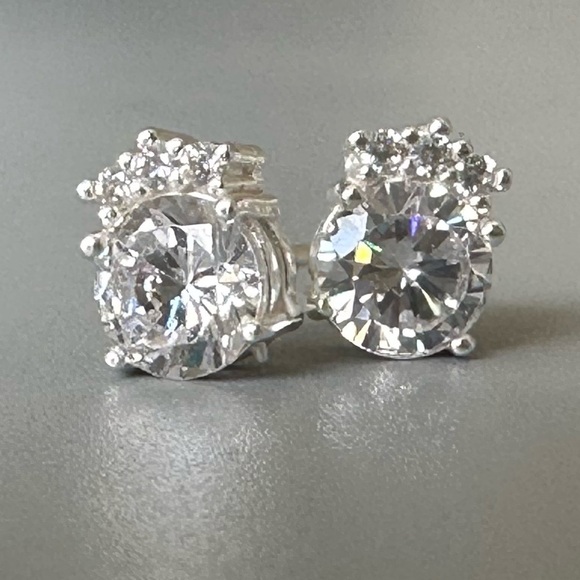 Sterling Silver 1/2 c.t. Stud Earrings - Picture 11 of 16